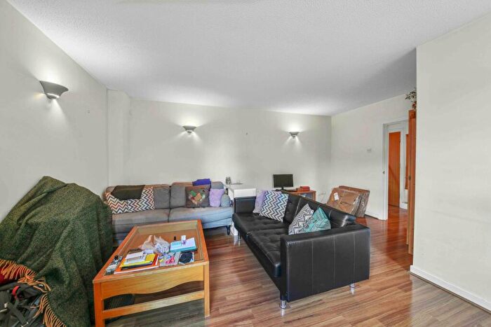 2 Bedroom Flat To Rent In Sophia Square, London, SE16