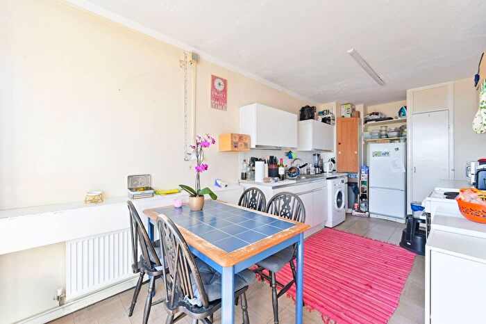 2 Bedroom Flat For Sale In Clapham Road, Oval, London, SW9