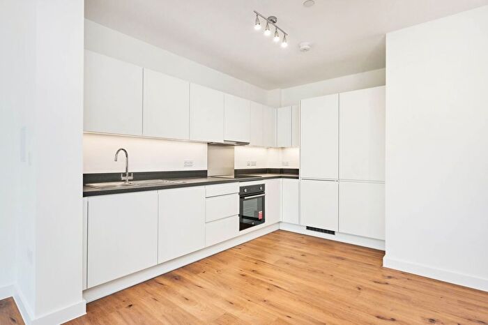 2 Bedroom Flat To Rent In New Road, Dagenham, London, RM9