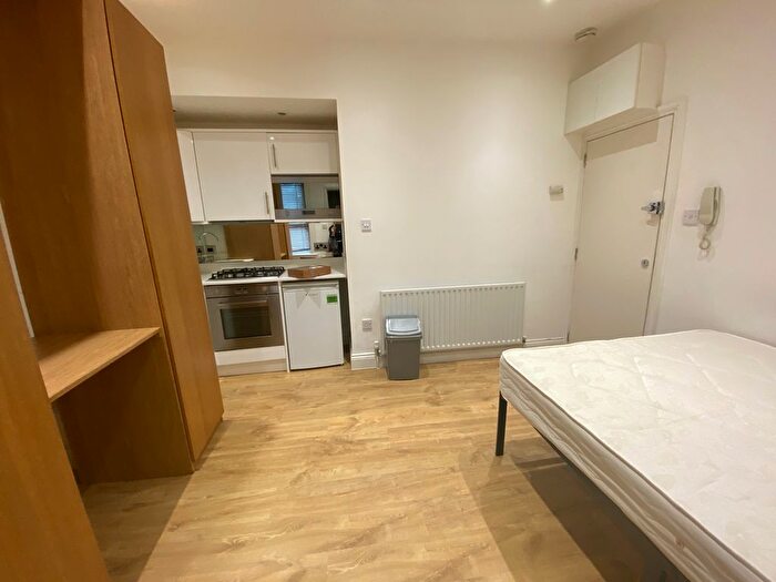 Studio To Rent In Ballards Lane, London, N3