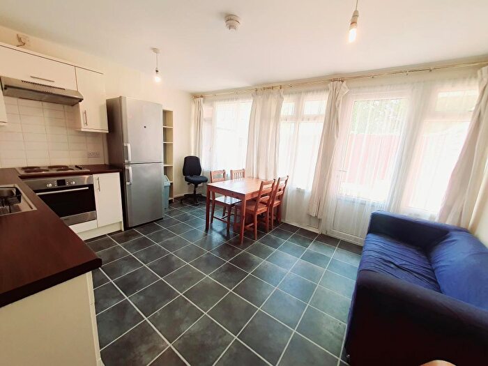 4 Bedroom Maisonette To Rent In Cooks Road, Kennington, London, SE17