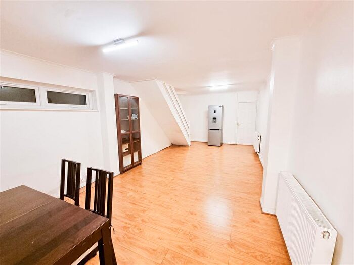 2 Bedroom End Of Terrace House To Rent In Bensham Lane, Croydon, CR0