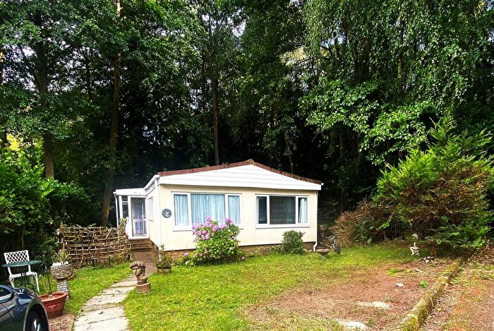 2 Bedroom Park Home For Sale In Turners Hill Park, Turners Hill, Crawley, RH10