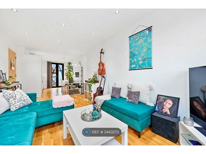 2 Bedroom Flat To Rent In Hackney Road, London, E2