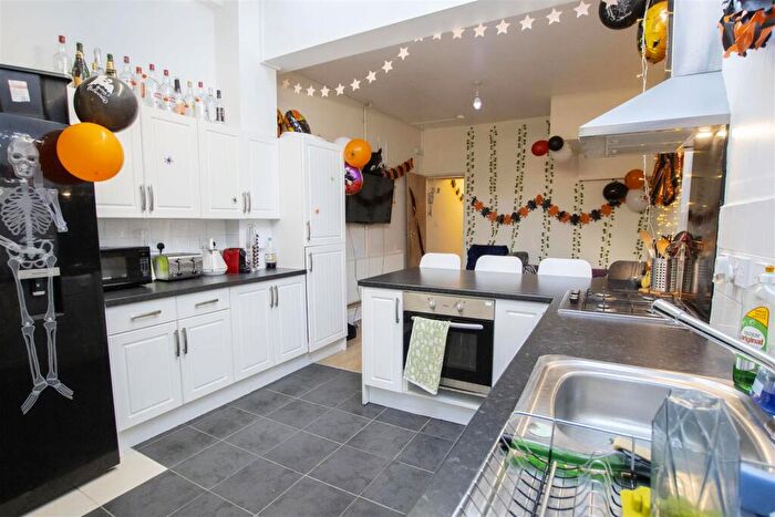 5 Bedroom House To Rent In Newton Grove, Dartmouth Road, Birmingham, West Midlands, B29