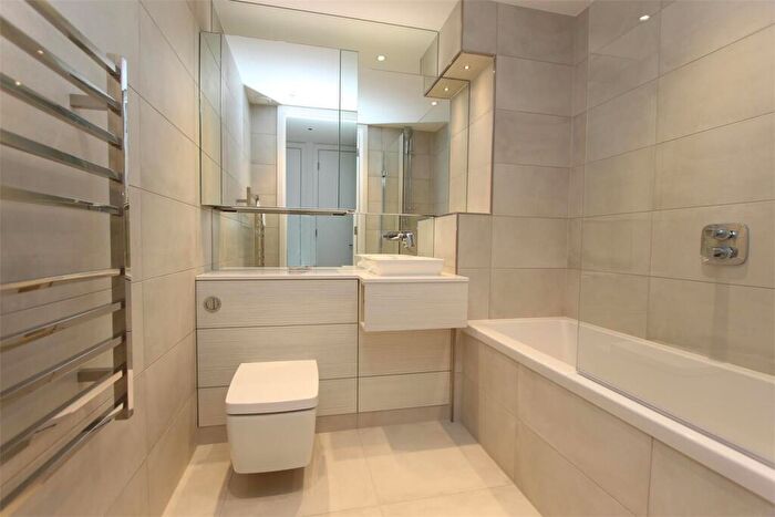 2 Bedroom Apartment To Rent In Lang Court, Smithfield Square, Hornsey, N8