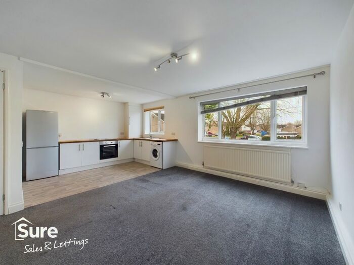 3 Bedroom Flat To Rent In Squires Ride, Hemel Hempstead, Hertfordshire, HP2