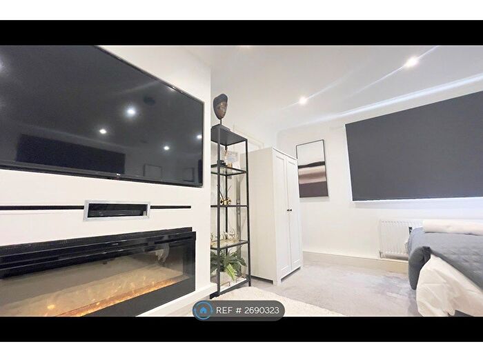 Studio To Rent In Holly Road, Wainscott, Rochester, ME2