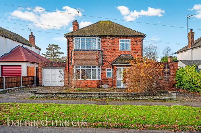 3 Bedroom Detached House For Sale In Woodlands Way, Ashtead, KT21