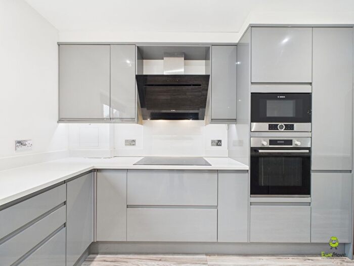 4 Bedroom Detached House To Rent In Long Lane, Bexleyheath, Kent, DA7