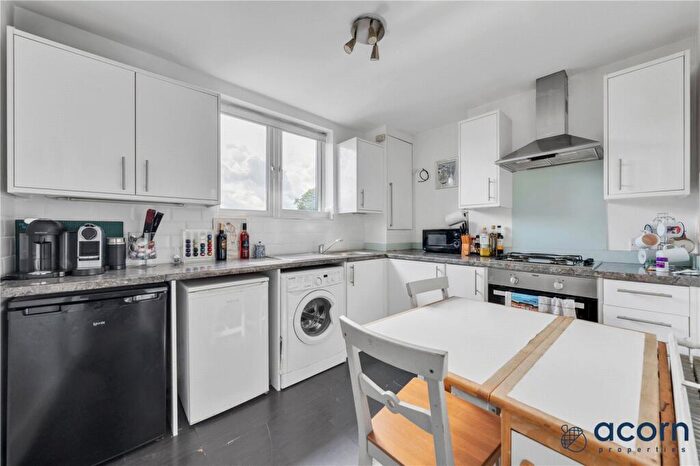 Apartment To Rent In Regents Park Road, London, N3