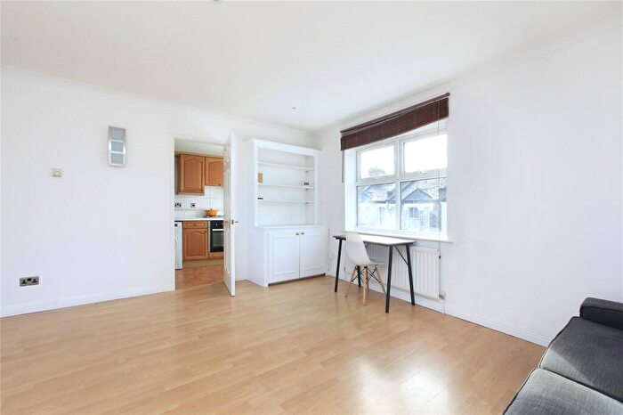 1 Bedroom Flat For Sale In Hertford Court, Falcon Road, SW11