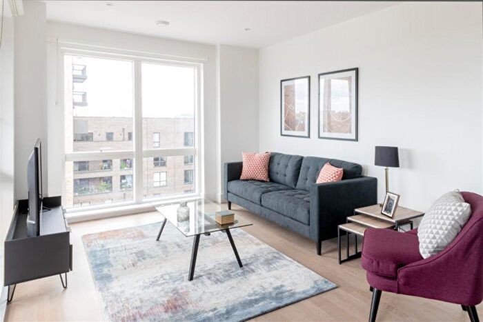 Flat To Rent In Pechora Way, London, E14