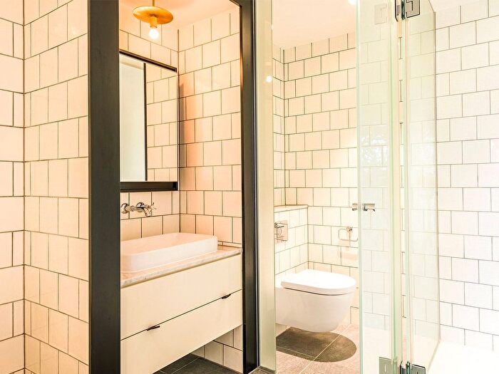 2 Bedroom Flat For Sale In Queens Wharf, Crisp Road, W6