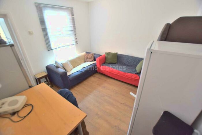 6 Bedroom Terraced House To Rent In Donnington Gardens, Reading, RG1