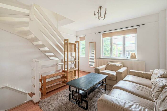 4 Bedroom Maisonette To Rent In Crescent Road, Finchley, London, N3