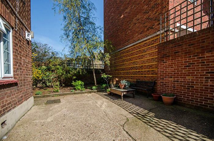 1 Bedroom Flat To Rent In Shacklewell Road, Shacklewell, London, N16