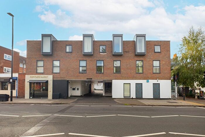 3 Bedroom Flat To Rent In South Street, Isleworth, TW7