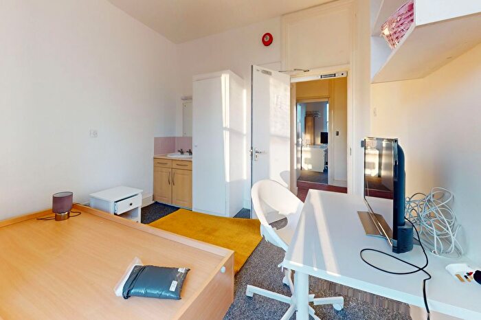 Semi-Detached House For Sale In Hillmarton Road, London, N7