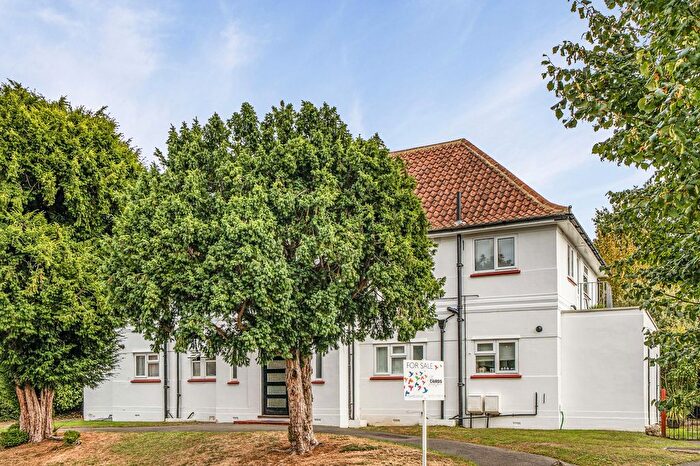 2 Bedroom Flat For Sale In Manor Green Road, Epsom, KT19