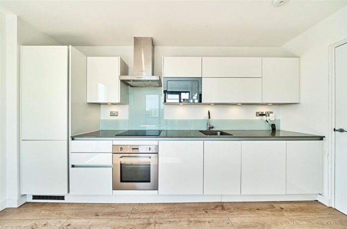 2 Bedroom Flat To Rent In St. Pauls Way, Limehouse, E3