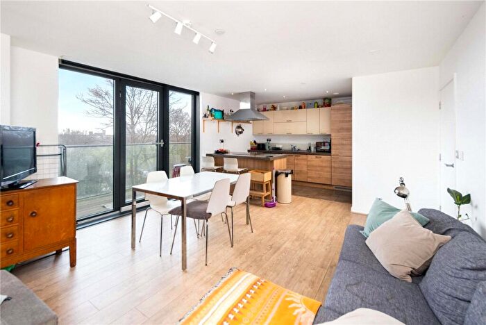 3 Bedroom Flat To Rent In Sky Apartments, Homerton Road, Hackney, London, E9