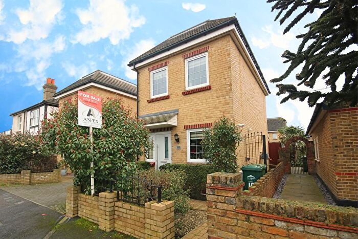3 Bedroom Detached House For Sale In Cambridge Road, Ashford, TW15