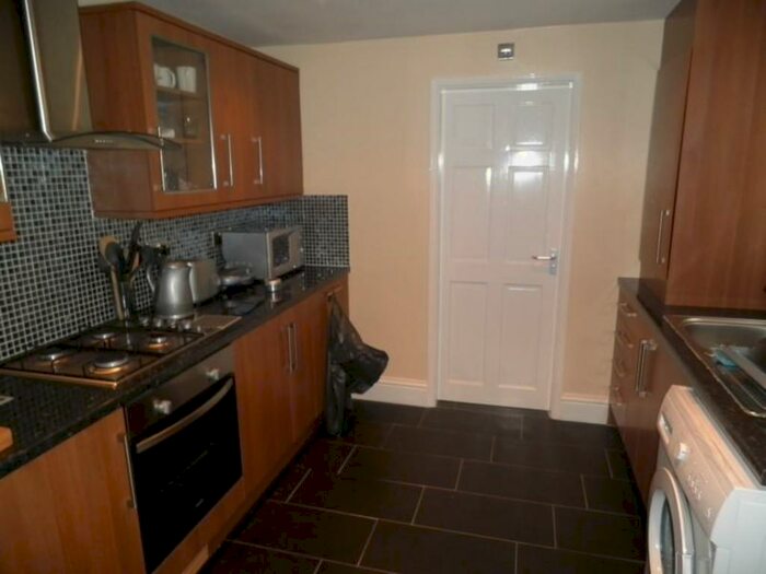 2 Bedroom Ground Flat To Rent In Doncaster Road, NE2