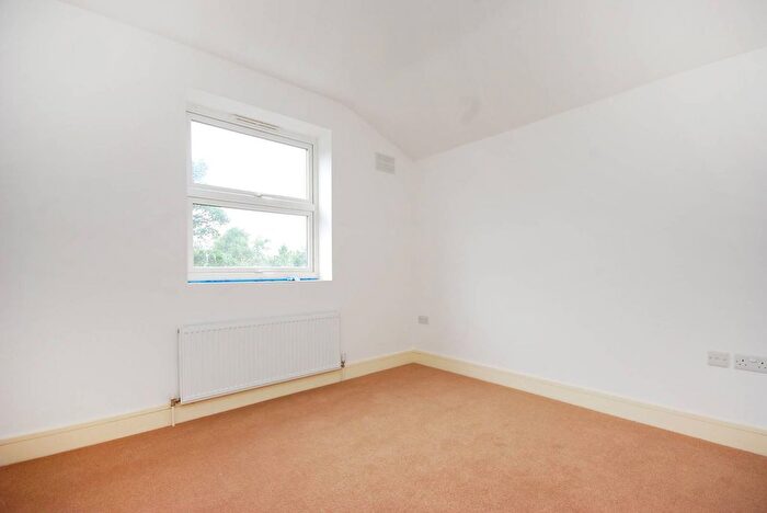 1 Bedroom Flat To Rent In Marsden Road, Peckham Rye, London, SE15