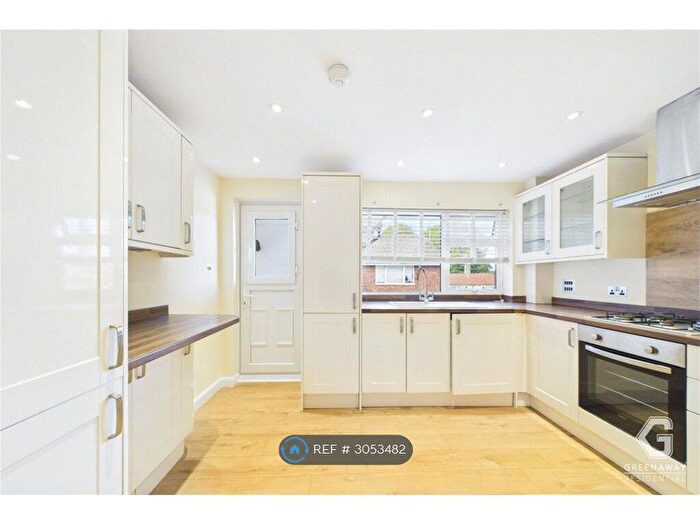 2 Bedroom Flat To Rent In The Chestnuts, Horley, RH6
