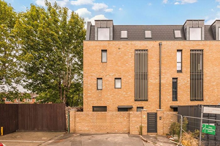 5 Bedroom Property To Rent In Bryanston Close, Southall, UB2