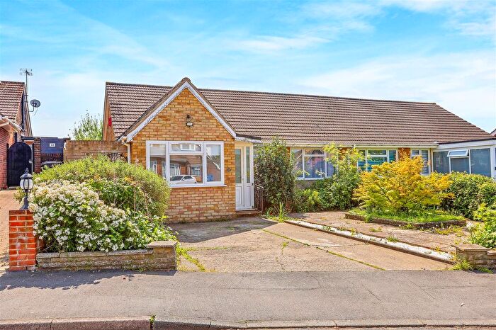 3 Bedroom Bungalow To Rent In Lulworth Avenue, Goffs Oak, EN7