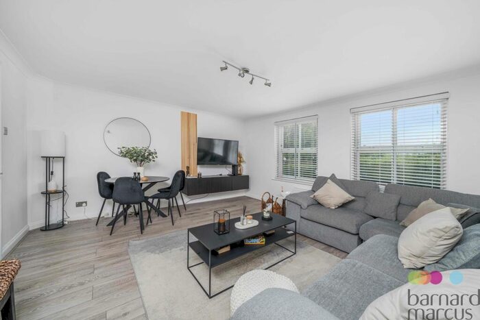 2 Bedroom Apartment To Rent In Great North Way, London, NW4