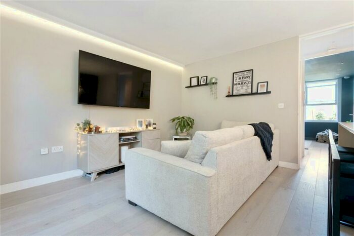 2 Bedroom Apartment To Rent In Amhurst Road, London, E8