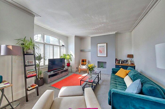 2 Bedroom Apartment To Rent In Emmanuel Road, SW12