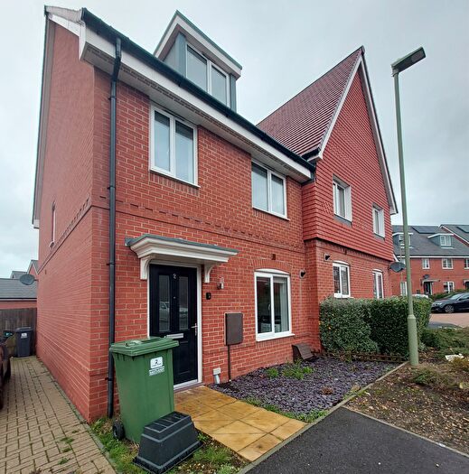 3 Bedroom Semi-Detached House To Rent In Leigh Road, Bursledon, SO31