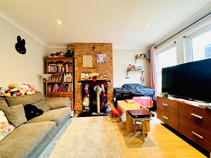 3 Bedroom Terraced House For Sale In Pitcroft Avenue, Earley, Reading, RG6