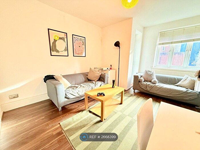 3 Bedroom Flat To Rent In Northfleet House, London, SE1