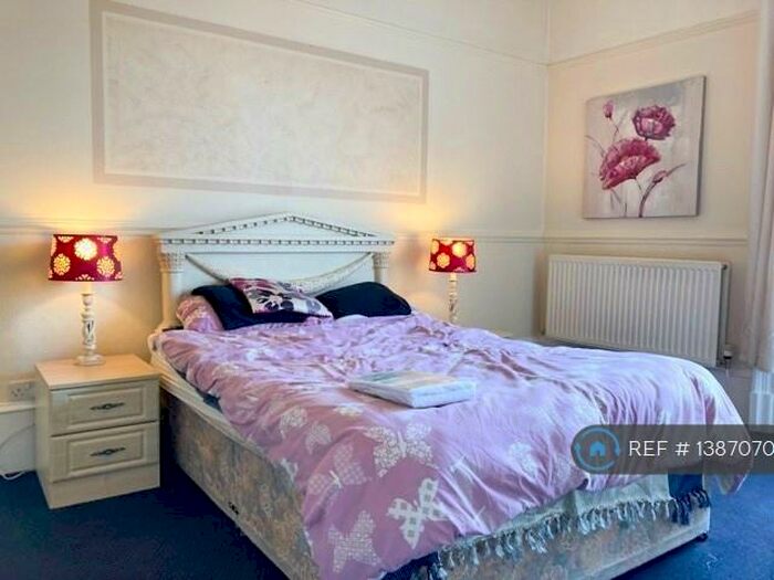 1 Bedroom Flat To Rent In Balmoral Place, Halifax, HX1