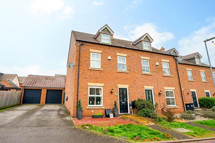 4 Bedroom Semi-Detached House For Sale In Goldfinch Road, Leighton Buzzard, LU7
