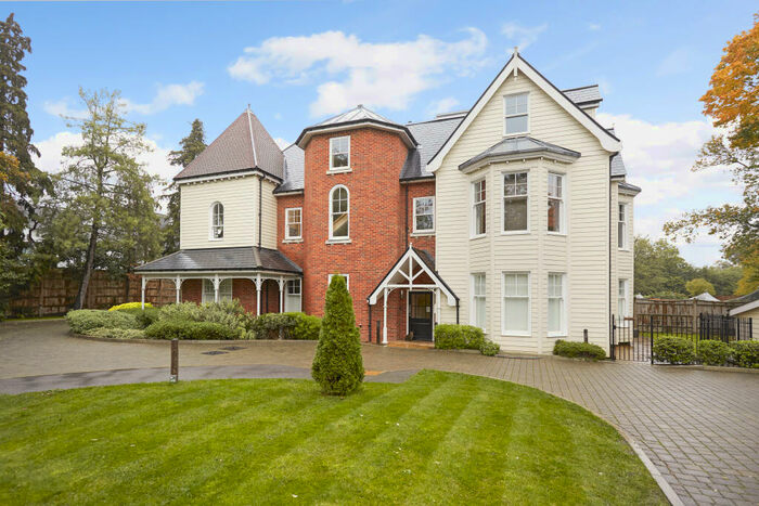 2 Bedroom Apartment To Rent In Oatlands Chase, Weybridge, KT13