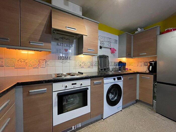 2 Bedroom Flat To Rent In Blackburn Way, Hounslow, TW4