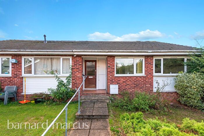 3 Bedroom Semi-Detached House For Sale In Knolls Close, Worcester Park, KT4