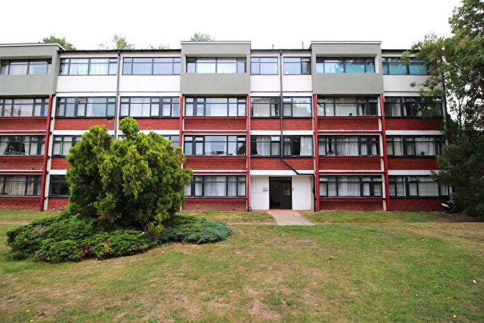 3 Bedroom Flat For Sale In Kingston Road, Ewell, KT17
