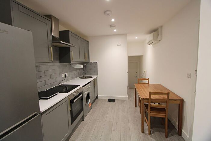 3 Bedroom Flat To Rent In Parkgate Road, London, SW11