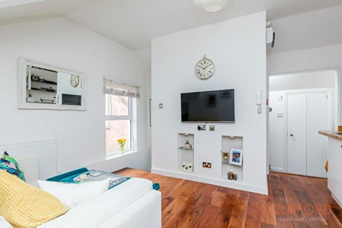 1 Bedroom Flat To Rent In Old Shoreham Road, Hove, East Sussex, BN3