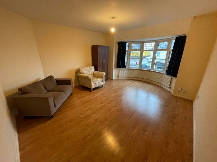 3 Bedroom Flat To Rent In Dunstable Road, Luton, LU4