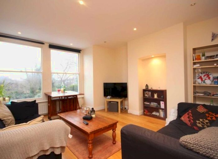2 Bedroom Flat To Rent In Garden Ln, London, SW2