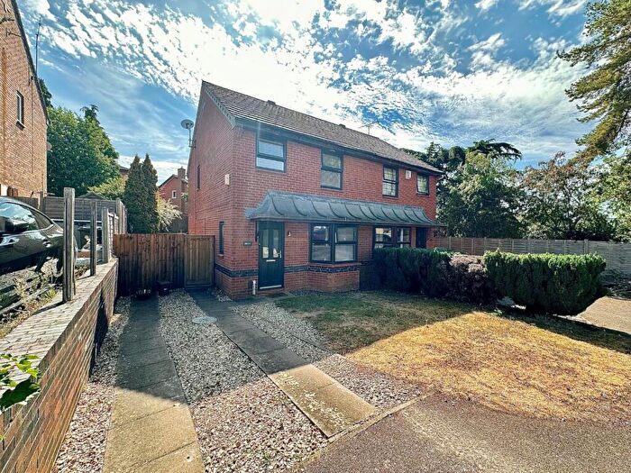 3 Bedroom Semi-Detached House For Sale In Rushy End, Northampton, NN4