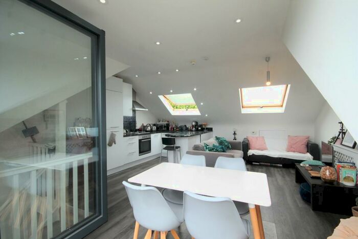 3 Bedroom Flat To Rent In Hanley Road, Stroud Green, N4